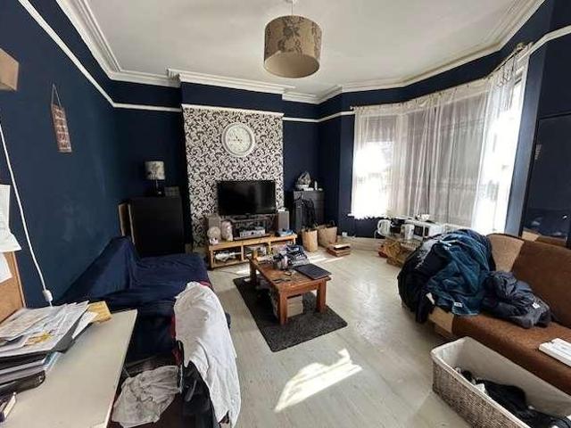 Flat for sale in Harlesden, Greater London