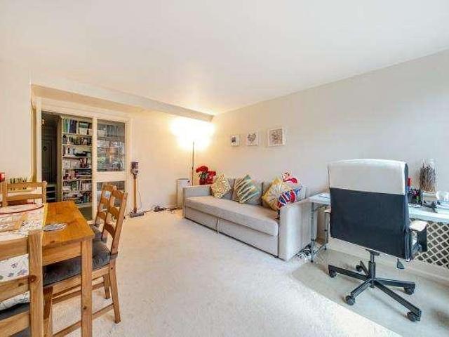 Flat for sale in The Slade, Oxfordshire