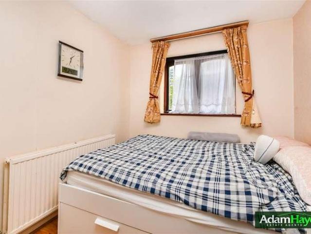 Flat for sale in North Finchley, Greater London
