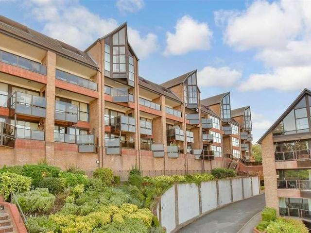 Flat for sale in Borstal, Rochester