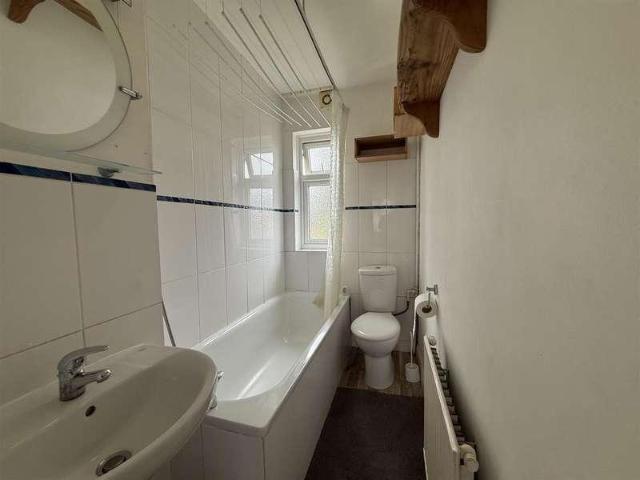 Flat for sale in London Borough of Hounslow, Hanworth