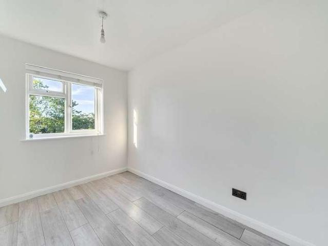 Flat for sale in Stonecot, Greater London