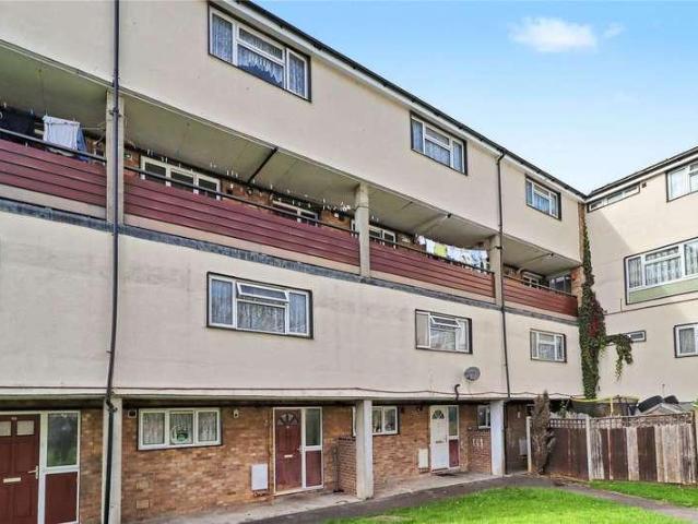 Flat for sale in Horsell, Woking