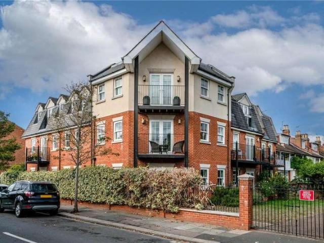 Flat for sale in London Borough of Richmond upon Thames, Greater London