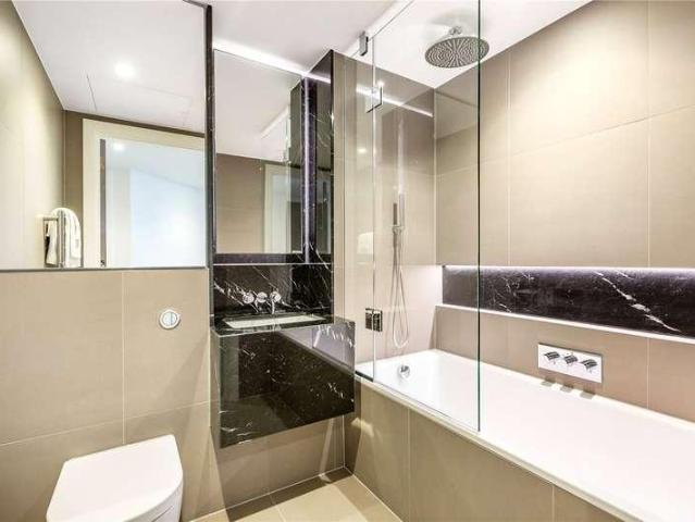 Flat for sale in Vauxhall, Greater London
