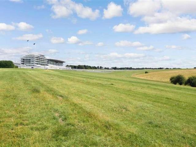 Flat for sale in Tattenham Corner, Red Hill