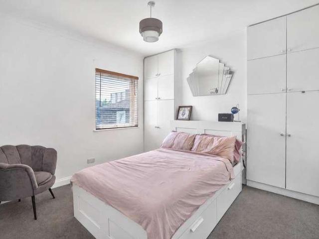 Flat for sale in Peckham, Greater London
