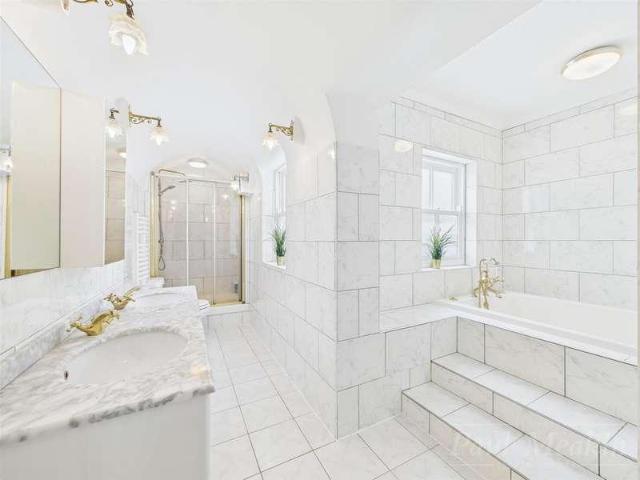 Flat for sale in London Borough of Croydon, Sanderstead