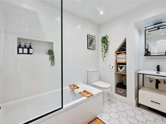 Flat for sale in Shepherd's Bush, Greater London