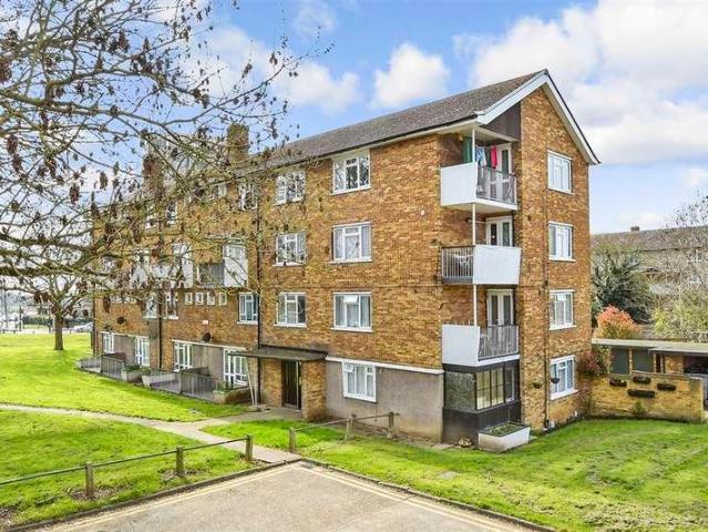 Flat for sale in London Borough of Barking and Dagenham, Greater London