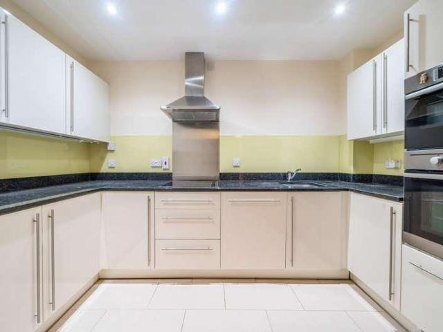 Flat for sale in Fole, Surrey