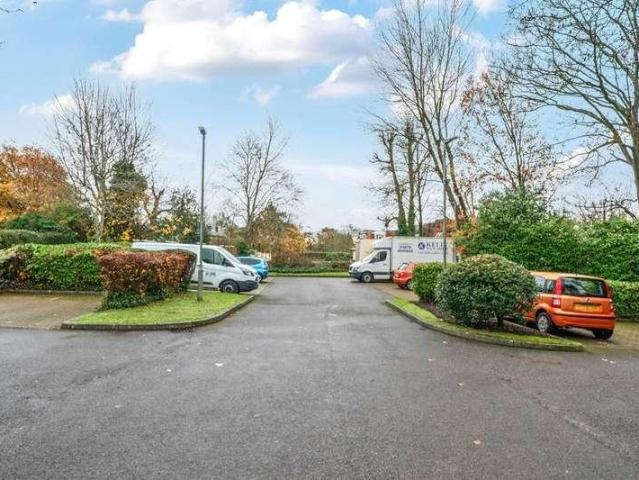 Flat for sale in Heol-las, Surrey