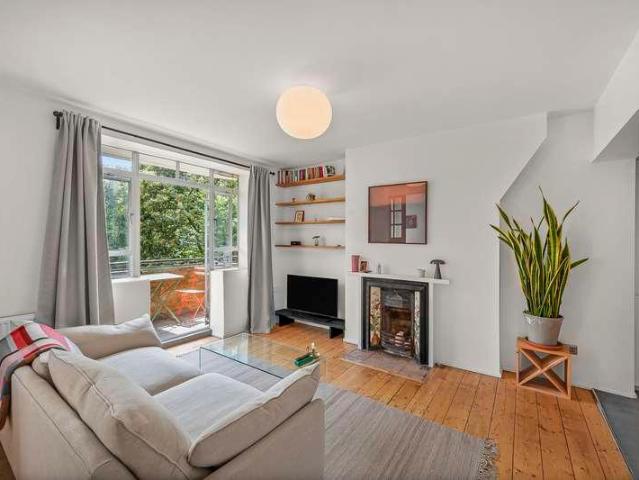 Flat for sale in Highbury, Greater London