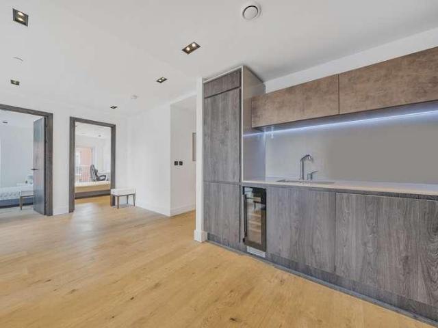 Flat for sale in Vauxhall, Greater London