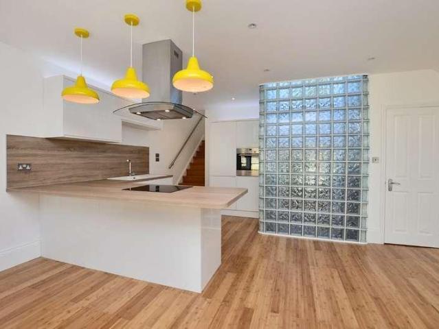 Flat for sale in Norbiton, Greater London
