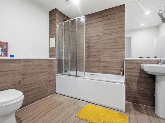 Flat for sale in Old Ford, Bow