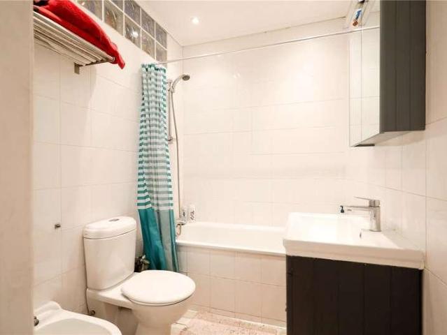 Flat for sale in London Borough of Ealing, Greater London