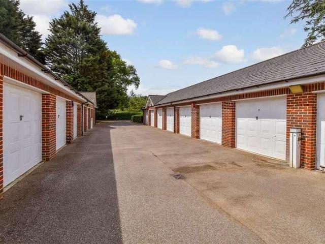 Flat for sale in Arundel, Clapham