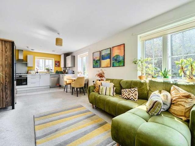 Flat for sale in Finchampstead