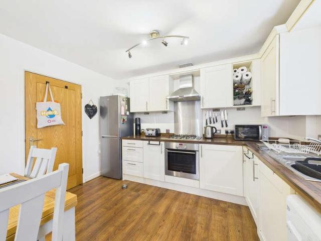 Flat for sale in Cox Green, Horsham