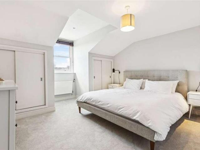 Flat for sale in Summerstown, Greater London