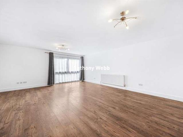 Flat for sale in Palmers Green, Greater London