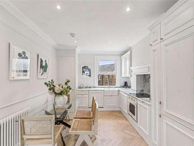 Flat for sale in Clapham Junction, Greater London
