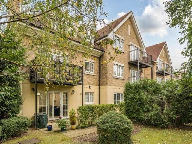 Flat for sale in West Finchley, Greater London