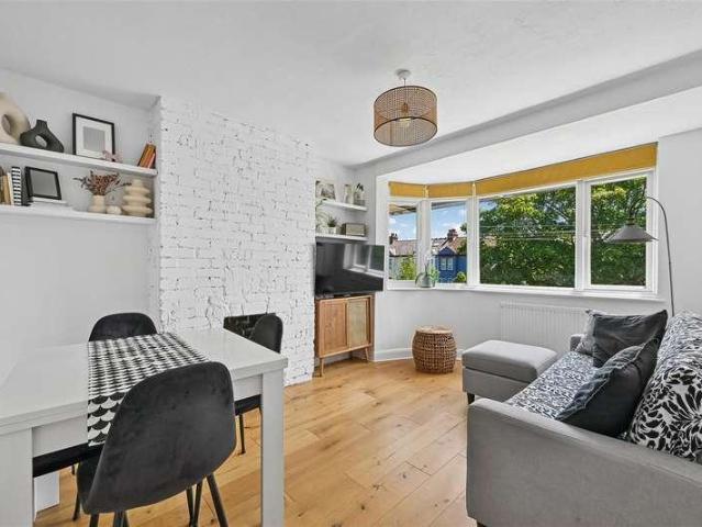 Flat for sale in London Borough of Merton, Collier's Wood