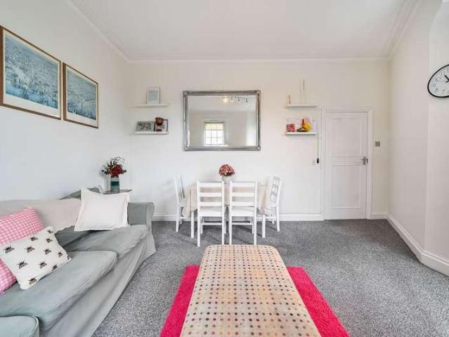 Flat for sale in Streatham, Greater London