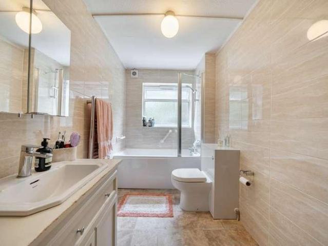 Flat for sale in Batchworth