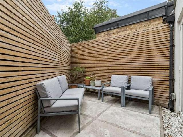 Flat for sale in Clapham Junction, Greater London