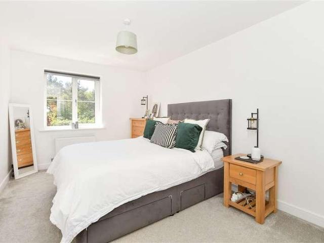 Flat for sale in Kilnwood Vale, Horsham