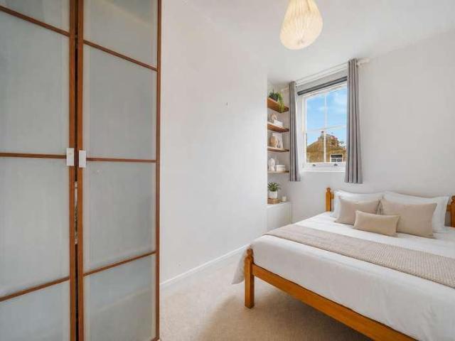 Flat for sale in North Kensington, Greater London