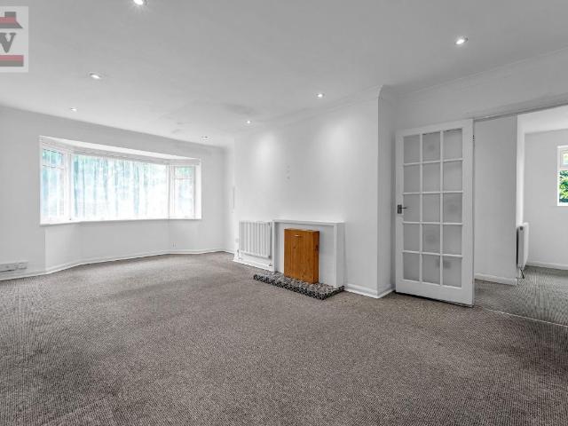 Flat for sale in Isleworth, Osterley
