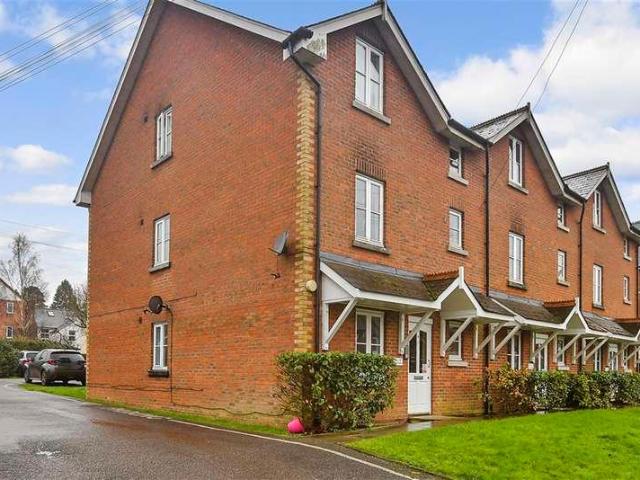 Flat for sale in Uckfield, Cross In Hand