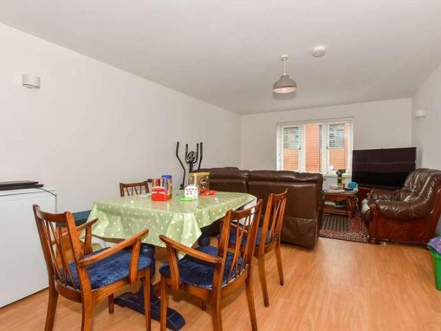 Flat for sale in Horsham, West Sussex