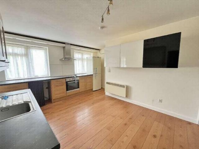 Flat for sale in London Borough of Ealing, Greater London