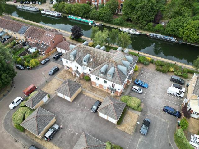 Flat for sale in Batchworth, Hertfordshire