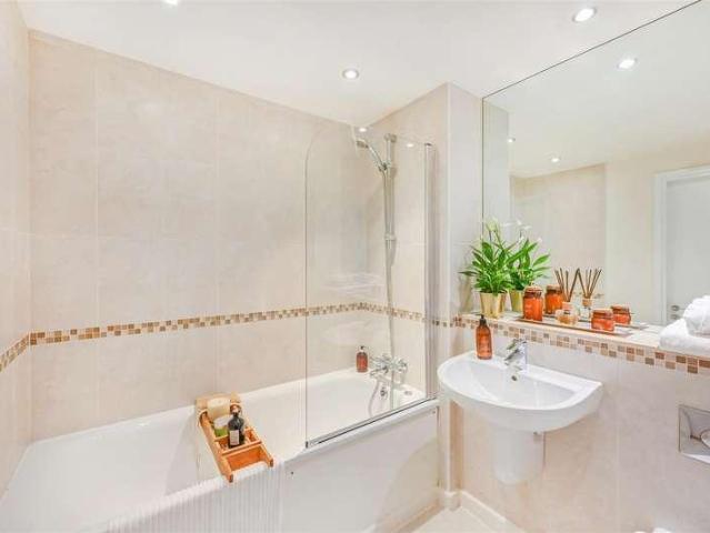 Flat for sale in Isle Of Dogs, Isle Of Man