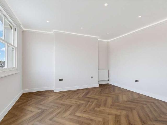Flat for sale in Clapham Junction, Greater London