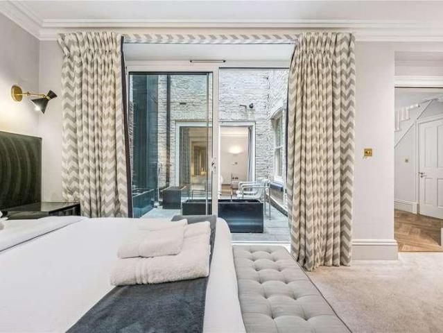 Flat for sale in Bayswater, Greater London