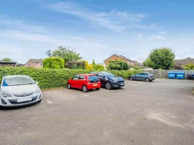 Flat for sale in Hillview, Surrey