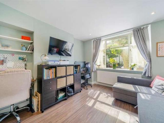 Flat for sale in London Borough of Merton, Raynes Park