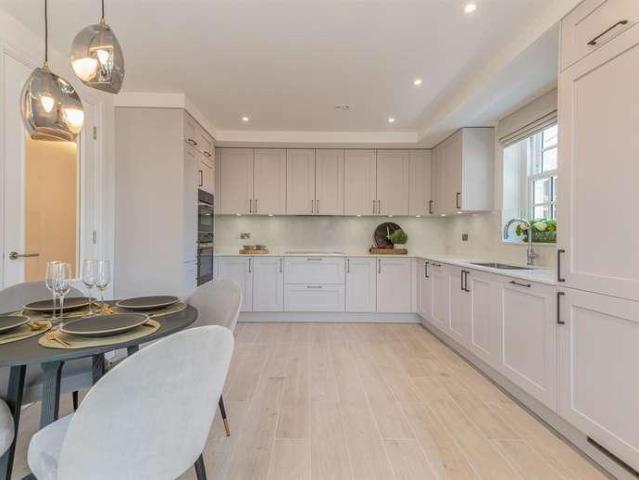 Flat for sale in Radlett, Hertfordshire