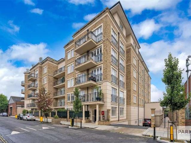 Flat for sale in Fulham, Greater London
