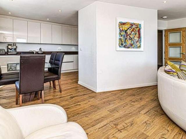 Flat for sale in Salford Quays, Salford