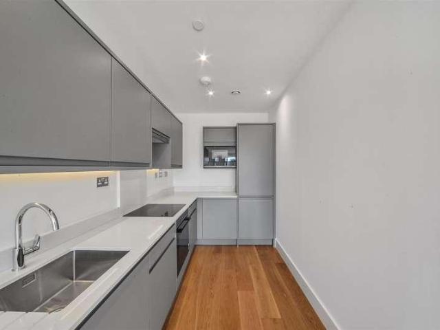 Flat for sale in Oval, Greater London