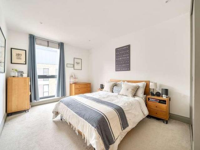 Flat for sale in Surbiton, Greater London