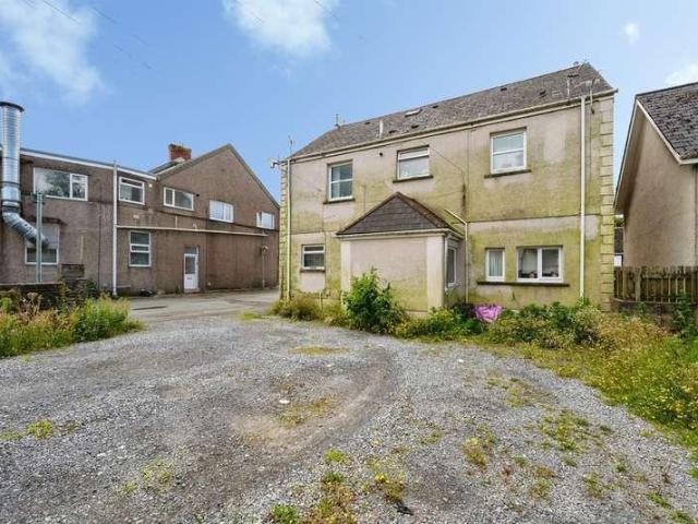 Flat for sale in Pontarddulais, Wales